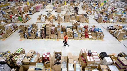 Von der Babywindel bis zum Schnurlostelefon: In Amazons Warenlagern gibt es fast alles.