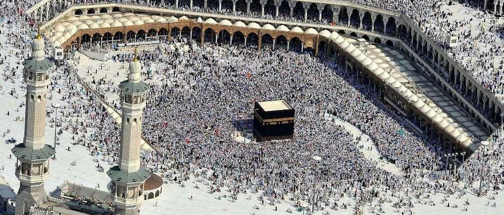Bei der Hadsch, der Pilgerfahrt nach Mekka, kommen tausende Menschen auf engstem Raum zusammen - ideale Verbreitungsbedingungen für einen Virus.