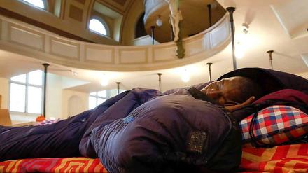 Die vermeintliche Idylle Europa: Ein Lampedusa-Flüchtling schläft auf dem Boden der St. Pauli-Kirche in Hamburg. 300 Flüchtlinge aus Italien sind im Frühjahr in Hamburg gestrandet. 80 leben noch heute in der Kirche.