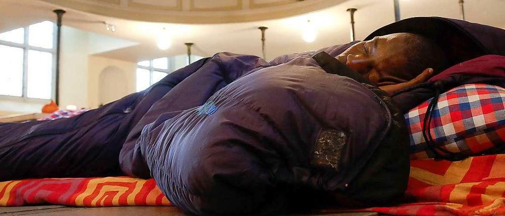 Die vermeintliche Idylle Europa: Ein Lampedusa-Flüchtling schläft auf dem Boden der St. Pauli-Kirche in Hamburg. 300 Flüchtlinge aus Italien sind im Frühjahr in Hamburg gestrandet. 80 leben noch heute in der Kirche.