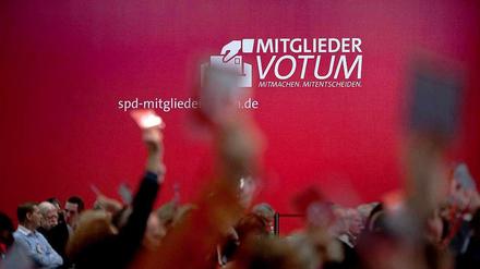 Über die Zukunft der großen Koalition darf die Basis abstimmen. Zuletzt hatte das sogenannte "Mitgliedervotum" für Aufruhr gesorgt: Die ZDF-Moderatorin Marietta Slomka konfrontierte den SPD-Parteichef Sigmar Gabriel während eines Fernsehinterviews mit dem Vorwurf, das Votum verstoße gegen die Verfassung.