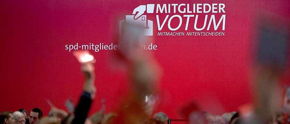 Über die Zukunft der großen Koalition darf die Basis abstimmen. Zuletzt hatte das sogenannte "Mitgliedervotum" für Aufruhr gesorgt: Die ZDF-Moderatorin Marietta Slomka konfrontierte den SPD-Parteichef Sigmar Gabriel während eines Fernsehinterviews mit dem Vorwurf, das Votum verstoße gegen die Verfassung.