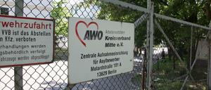 In den Containerunterkünften des Flüchtlingsheims in der Motardstraße bringt Elisa Kremerskothen Flüchtlingen Deutsch bei.