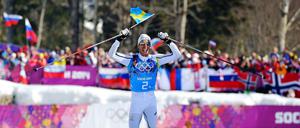 Schwedens Schlussläufer Markus Hellner hat die Fahne schon dabei - so deutlich lief er den Sieg seiner Staffel nach Hause.