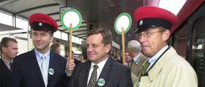 Schon als Bahn-Chef war Mehdorn ein entschlossener Mann. Die Herren Wowereit und Strieder sehen mit ihren Mützchen und Kellen (Anlass war 2001 die Inbetriebnahme des S-Bahnrings in Gesundbrunnen) aus wie Laiendarsteller.