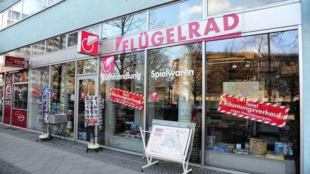 Räumungsverkauf in Berlin-Kreuzberg. Hier gab es vieles, ach was!, fast alles rund um den Berliner Verkehr. 