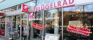 Räumungsverkauf in Berlin-Kreuzberg. Hier gab es vieles, ach was!, fast alles rund um den Berliner Verkehr. 