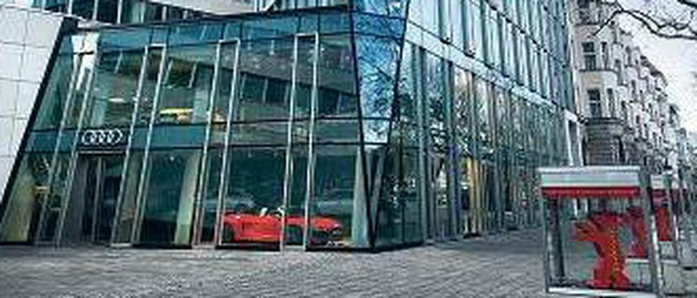 Schauraum. Etwas Fantasie bei den Kunden ist gefragt. Im neuen Audi-Haus kann man sein Wunschauto 1:1 auf raumhohen Bildschirmen gestalten.