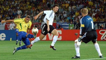 Den Frontspoiler trug man damals so. Ronaldo, mit fescher Frisur, im WM-Finale von Yokohama 2002, in dem er das deutsche Team quasi allein schlug. Thomas Linke (Mitte) versucht die Fassung zu wahren.