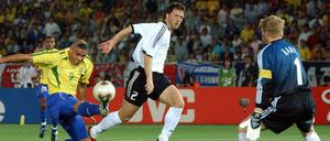 Den Frontspoiler trug man damals so. Ronaldo, mit fescher Frisur, im WM-Finale von Yokohama 2002, in dem er das deutsche Team quasi allein schlug. Thomas Linke (Mitte) versucht die Fassung zu wahren.