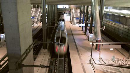 Zwei Bahnsteige, vier Gleise, immer kühl. Der Bahnhof Potsdamer Platz ist beliebt bei Pendlern - wenn sie denn nicht im Zug mal wieder vollgequatscht werden.