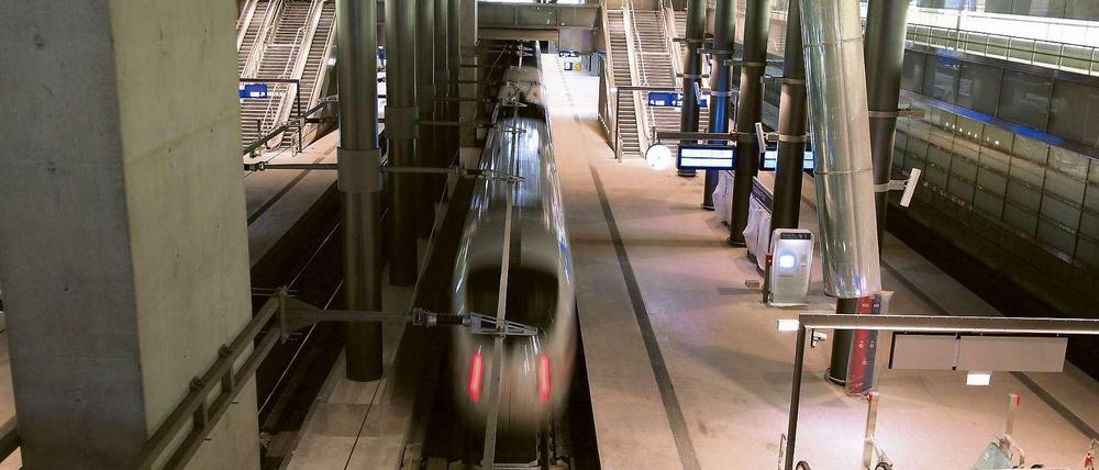 Zwei Bahnsteige, vier Gleise, immer kühl. Der Bahnhof Potsdamer Platz ist beliebt bei Pendlern - wenn sie denn nicht im Zug mal wieder vollgequatscht werden.