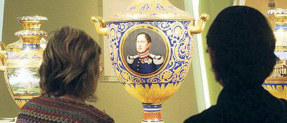 Preußisch-Bunt. Handbemaltes Tischgeschirr kann in den Schlossgemächern begutachtet werden.