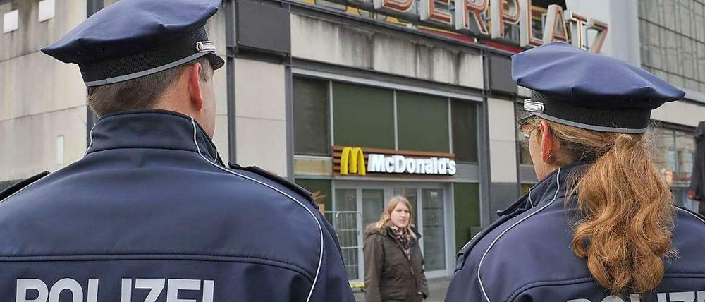 Auf Streife. Polizisten wie auch alle anderen Beamte bekommen ab August mehr Geld. Und die SPD will noch einen Aufschlag.