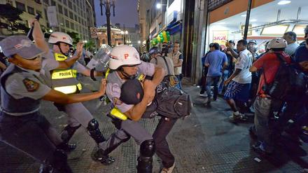Gewalt in Sao Paulo. Die Polizei greift gegen Demonstranten hart durch.