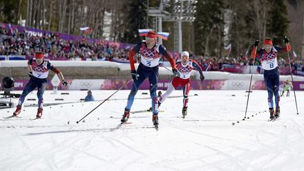 Das Langlaufstadion tobt. Drei Russen schlagen einen Norweger im Endspurt über 50 Kilometer.