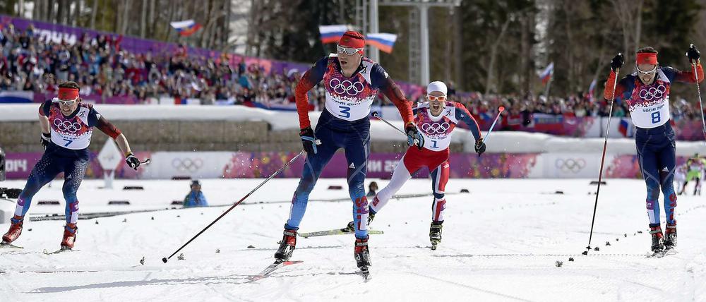 Das Langlaufstadion tobt. Drei Russen schlagen einen Norweger im Endspurt über 50 Kilometer.
