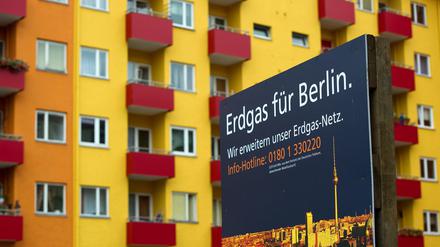 Ein Schild der Gasag vor einem Wohnhaus in Moabit.
