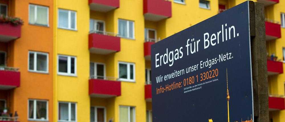 Ein Schild der Gasag vor einem Wohnhaus in Moabit.