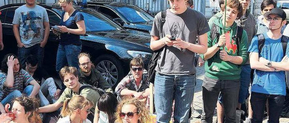 Stoppzeichen. Mit einer Sitzblockade störten Studierende in Magdeburg jetzt den Besuch des Ministerpräsidenten. 