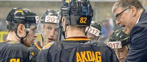 Eishockey-Bundestrainer Pat Cortina mit Spielern. 