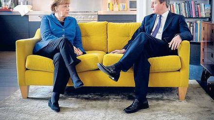 Bundeskanzlerin Angela Merkel bei Premierminister David Cameron in der Wohnküche.
