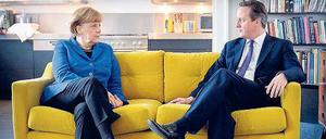 Bundeskanzlerin Angela Merkel bei Premierminister David Cameron in der Wohnküche.