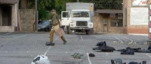 Ein Separatist sammelt auf einer von pro-russischen Kämpfern eroberten Militärbasis in Lugansk Waffen und Munition ein. 