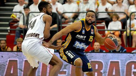 Berlins Reggie Redding (r.) im Zweikampf mit Quakenbrücks Brandon Thomas.
