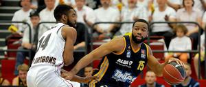 Berlins Reggie Redding (r.) im Zweikampf mit Quakenbrücks Brandon Thomas.