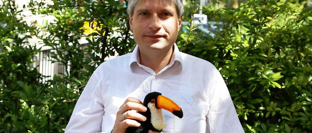 Sven Giegold, stolzer Besitzer eines Plüsch-Tukans