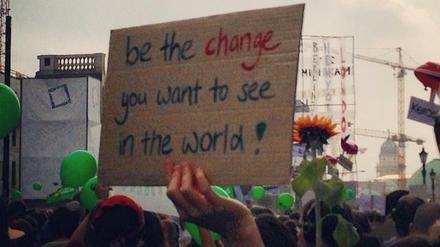 Gegen den Klimawandel, aber ganz leise. Bei der Silent Climate Parade wurde mit Kopfhörern demonstriert.