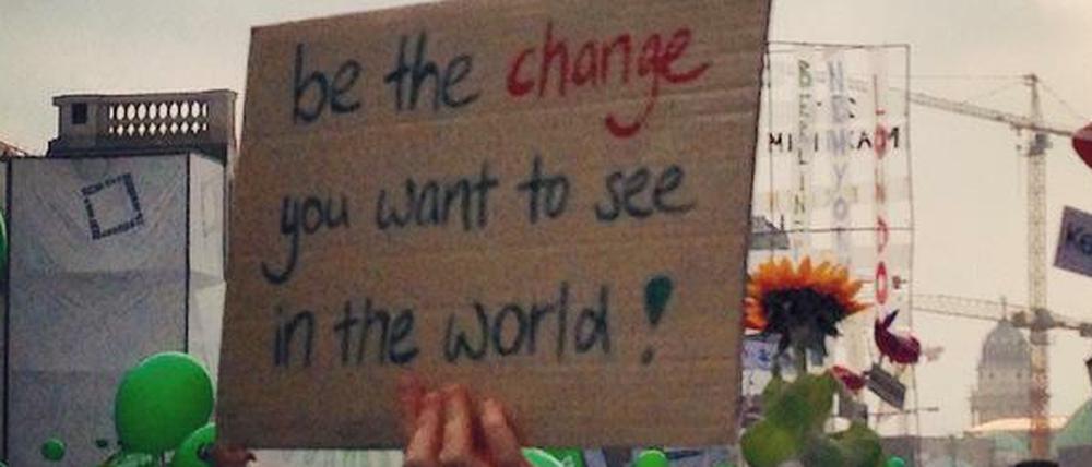 Gegen den Klimawandel, aber ganz leise. Bei der Silent Climate Parade wurde mit Kopfhörern demonstriert.