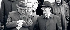 Die Zeit läuft ab: Michail Gorbatschow schaut bei der Parade zum 40. DDR-Jahrestag bedeutungsvoll auf seine Uhr.