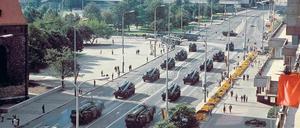 Die Staatsführung feierte mit militärischem Gerassel den 40. DDR-Geburtstag.