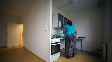 Eine Frau kocht in der Gemeinschaftsküche einer Flüchtlingsunterkunft in Berlin.
