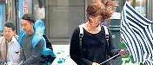 Gegenwind. Nicht nur diese Passantin hatte unter dem Taifun zu leiden.