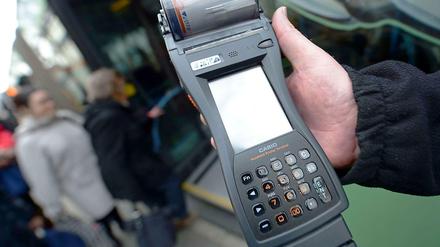 Tragbare Kasse: Fahrkartenkontrolle in Mainz.