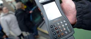 Tragbare Kasse: Fahrkartenkontrolle in Mainz.