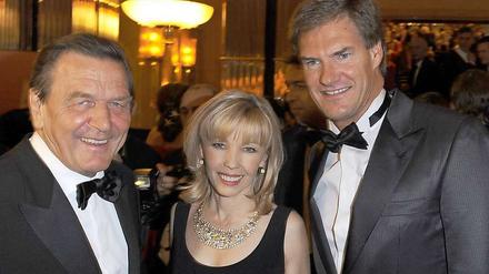  Ex-Bundeskanzler Gerhard Schröder (links), seine Frau Doris Schröder-Köpf sowie AWD-Gründer Carsten Maschmeyer kommen am 04.09.2009 in die russische Botschaft in Berlin anlässlich des «Sommerballs» der russischen Botschaft.