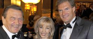  Ex-Bundeskanzler Gerhard Schröder (links), seine Frau Doris Schröder-Köpf sowie AWD-Gründer Carsten Maschmeyer kommen am 04.09.2009 in die russische Botschaft in Berlin anlässlich des «Sommerballs» der russischen Botschaft.