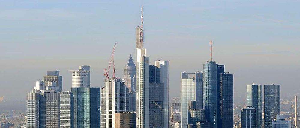 In der Mehrzahl der Frankfurter Bankentürme wird angeblich nicht über die Einführung von Strafzinsen für Verbraucher nachgedacht.
