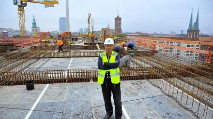 Männersache. Noch wird der Kern des Schlosses in Beton und Stahlflechtwerk gearbeitet. Erst danach kommt die Barockfassade dran. Oberpolier Harald Eberhardt auf dem Dach „seiner“ Schlossbaustelle. 