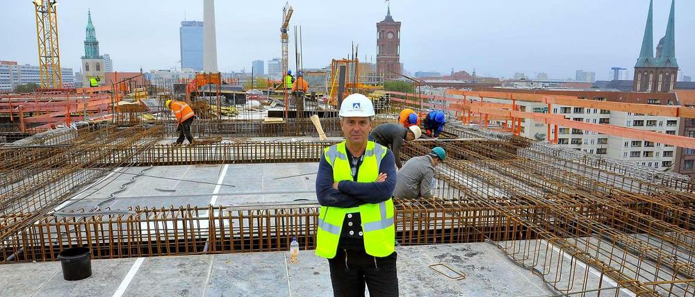 Männersache. Noch wird der Kern des Schlosses in Beton und Stahlflechtwerk gearbeitet. Erst danach kommt die Barockfassade dran. Oberpolier Harald Eberhardt auf dem Dach „seiner“ Schlossbaustelle.