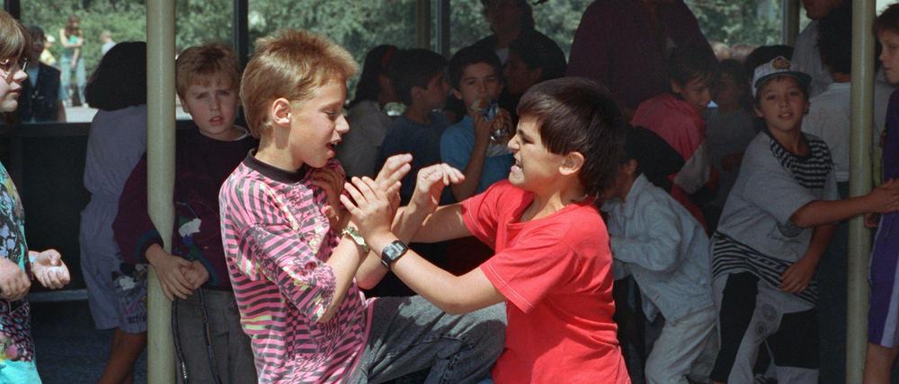 Auch Worte können verletzen. Wenn Kinder einander in härtester Sprache beschimpfen, sollten Erwachsene eingreifen.