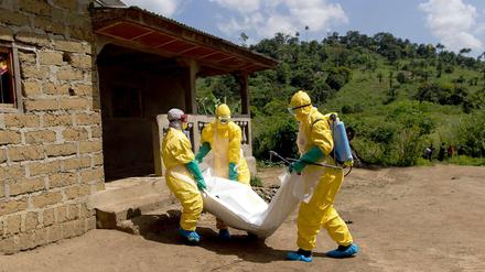Täglich werden Leichen geborgen wie hier in Guinea.