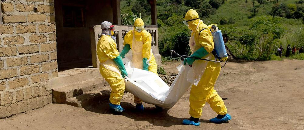 Täglich werden Leichen geborgen wie hier in Guinea.