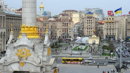 Die Bildkombo zeigt den Maidan in Kiew mit dem Unabhängigkeitsdenkmal links während den Auseinandersetzungen zwischen Regierungsgegnern und der Polizei im Februar 2014 und vorher.