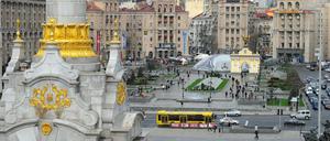 Die Bildkombo zeigt den Maidan in Kiew mit dem Unabhängigkeitsdenkmal links während den Auseinandersetzungen zwischen Regierungsgegnern und der Polizei im Februar 2014 und vorher.