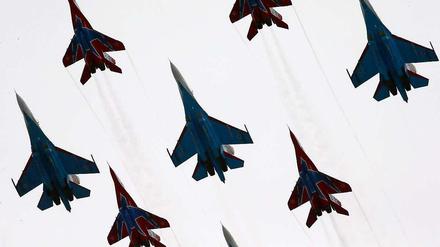 Russische Kampfflugzeuge bei einer Parade auf der Krim. Die Osteuropa-Experten sehen Russland als Aggressor im Ukraine-Konflikt.